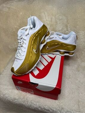 NWB Youth Nike Shox R4